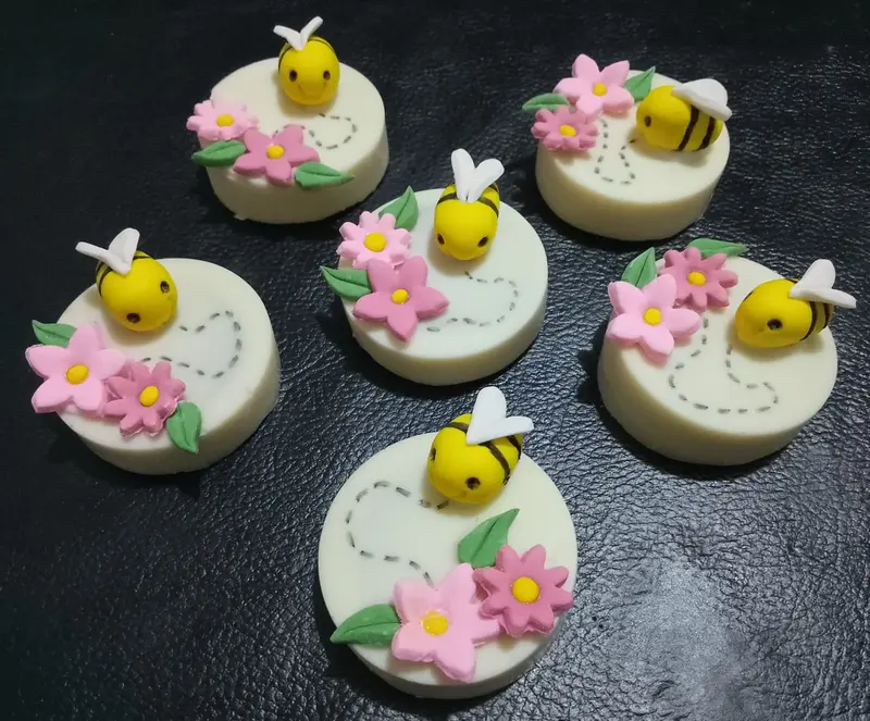 Oreos bañadas. oreos bañadas temáticas de abejitas con flores rosas y fondant