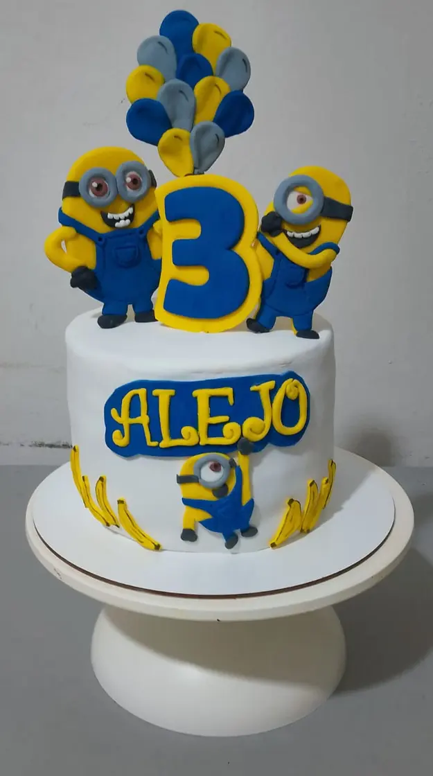 Tortas. torta temática de Minions con figuras de azúcar y nombre personalizado